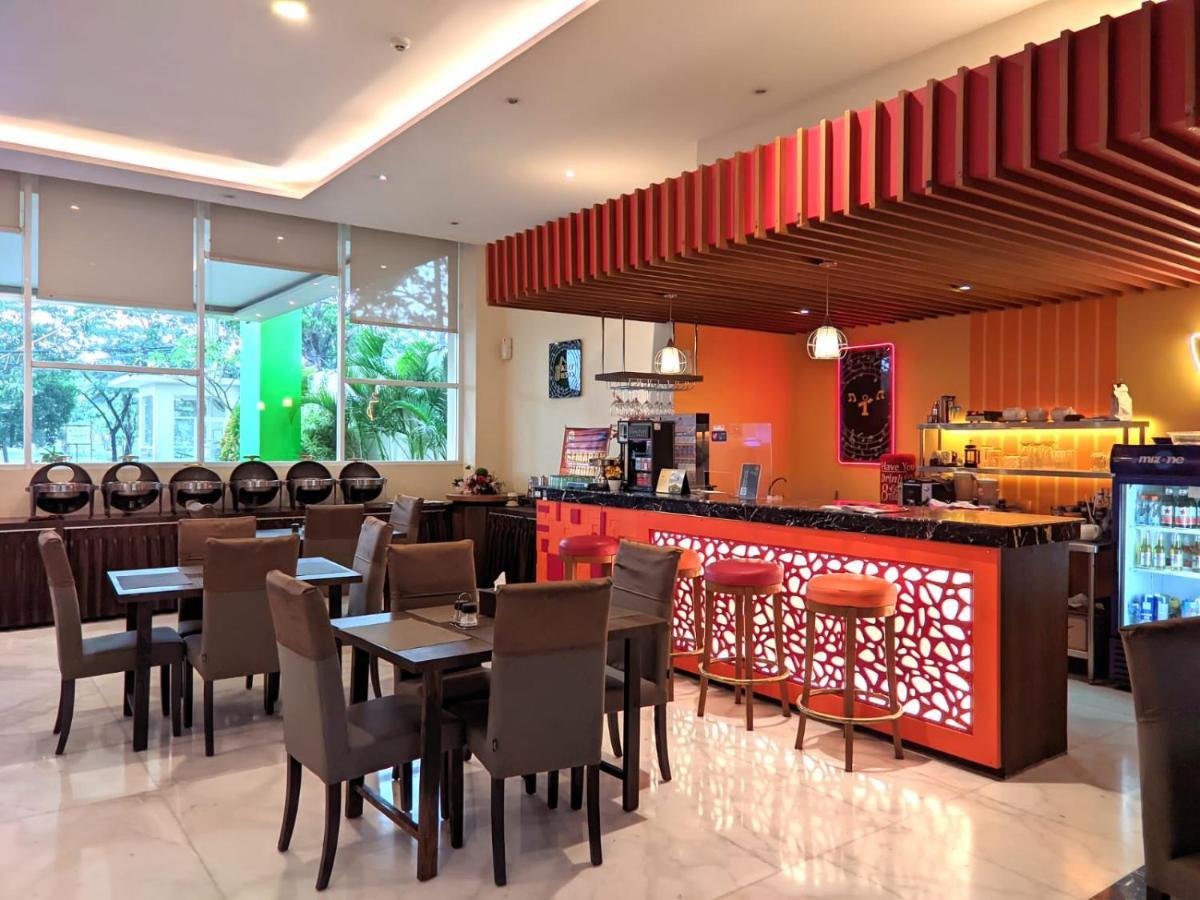 Front One Hotel Purwodadi Purwodadi  Zewnętrze zdjęcie