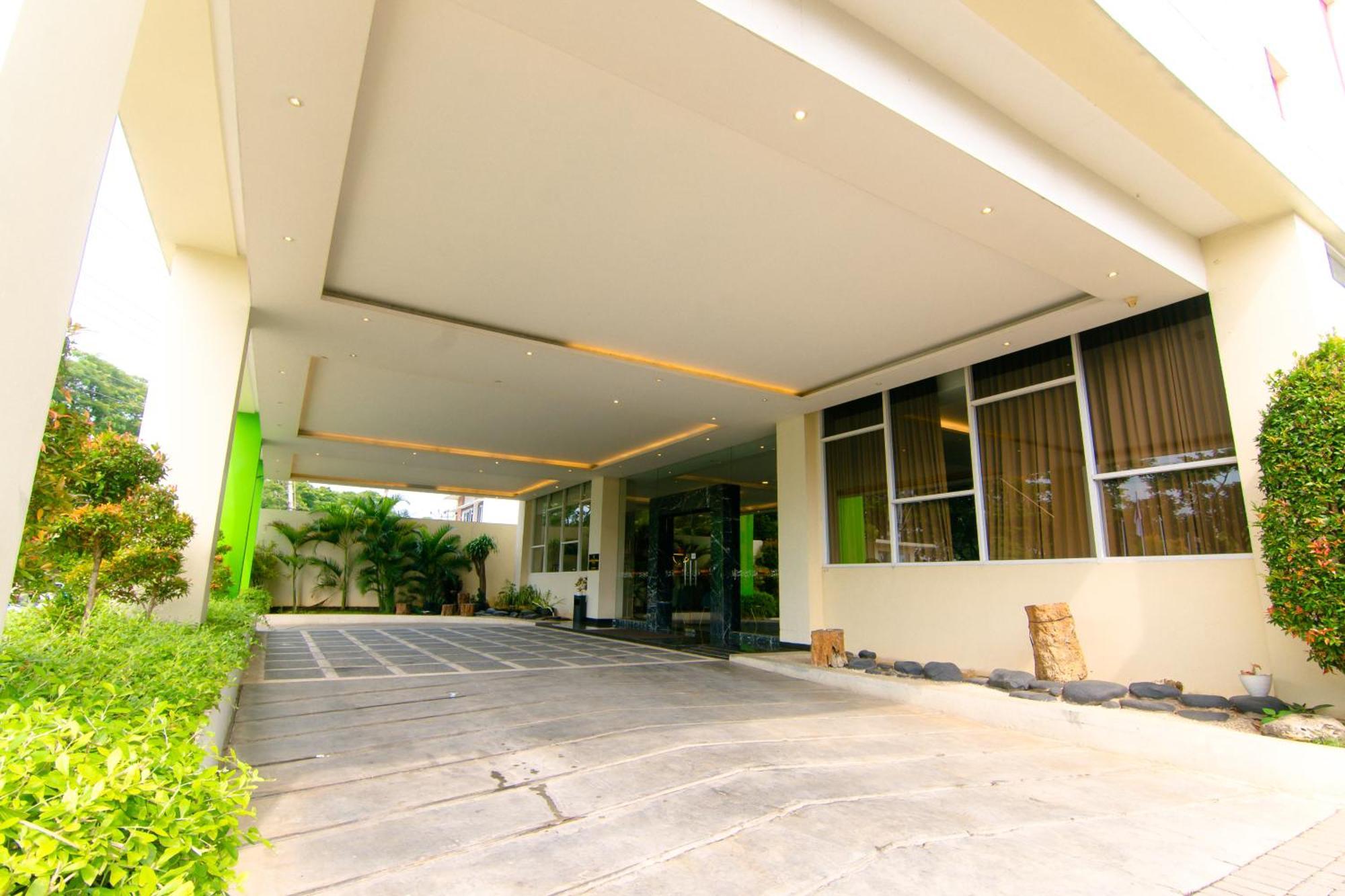 Front One Hotel Purwodadi Purwodadi  Zewnętrze zdjęcie