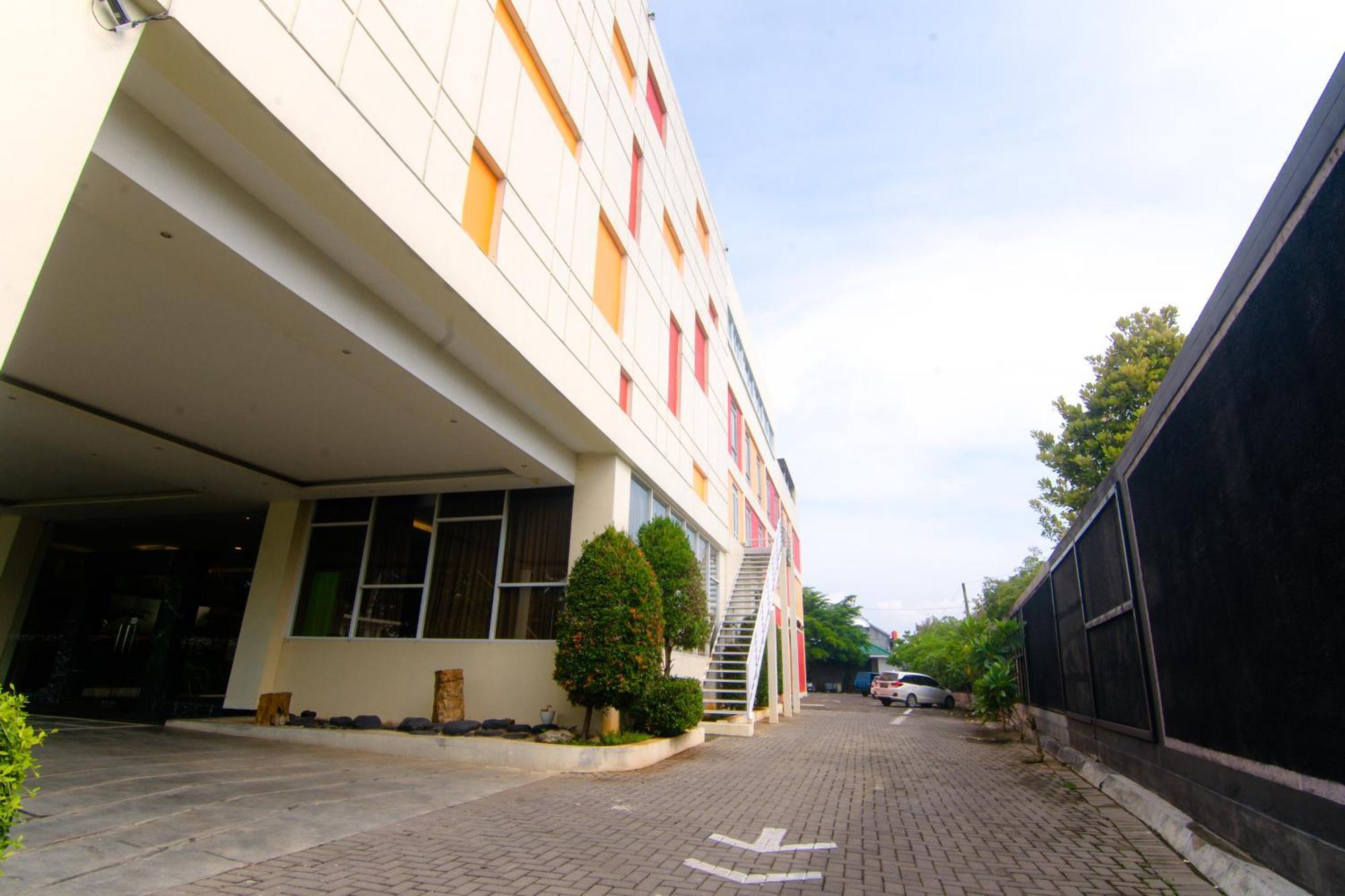 Front One Hotel Purwodadi Purwodadi  Zewnętrze zdjęcie