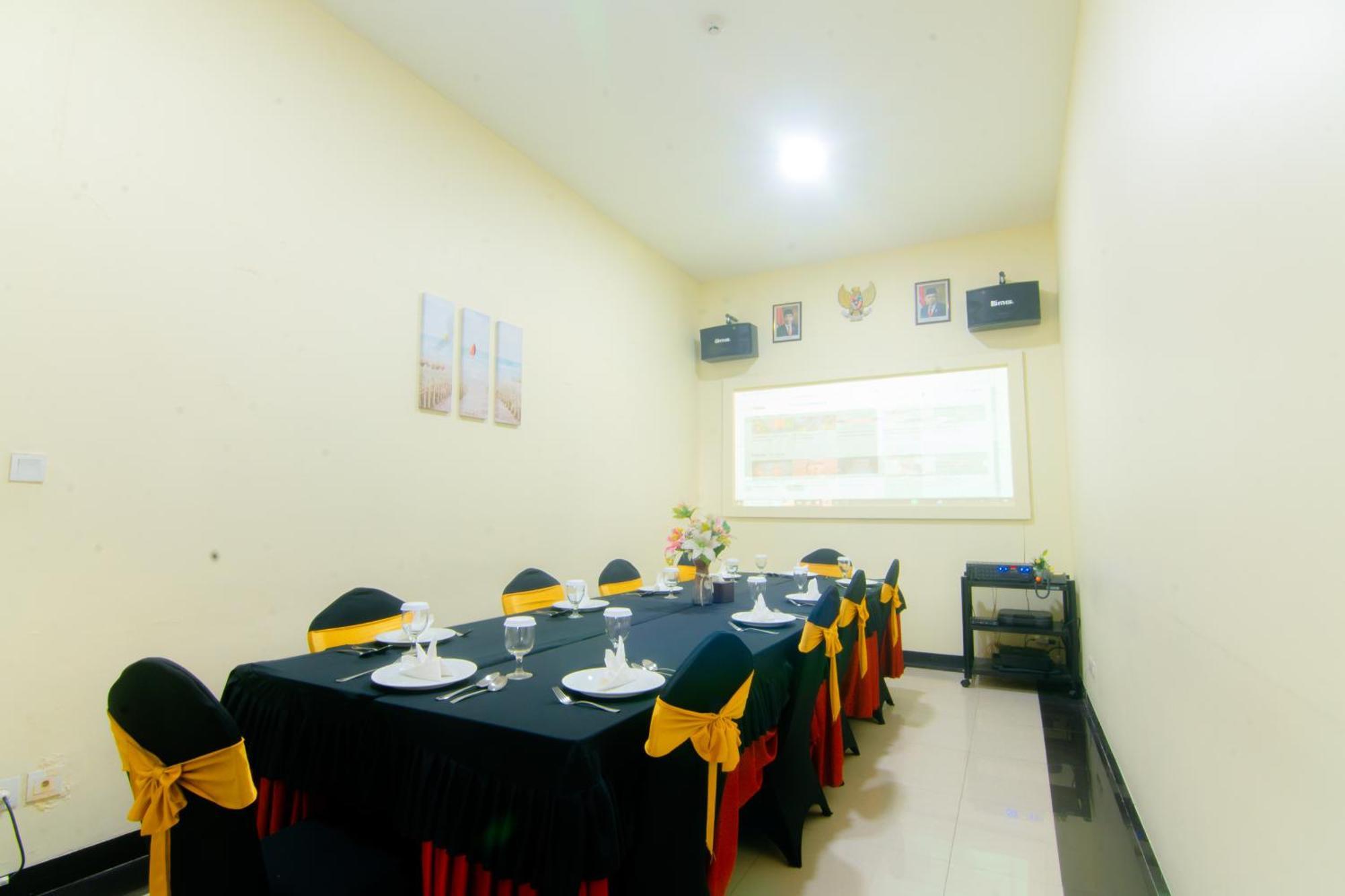 Front One Hotel Purwodadi Purwodadi  Zewnętrze zdjęcie
