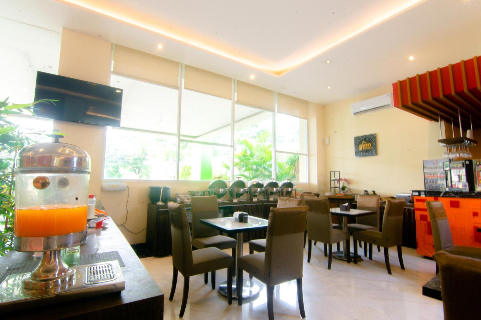 Front One Hotel Purwodadi Purwodadi  Zewnętrze zdjęcie