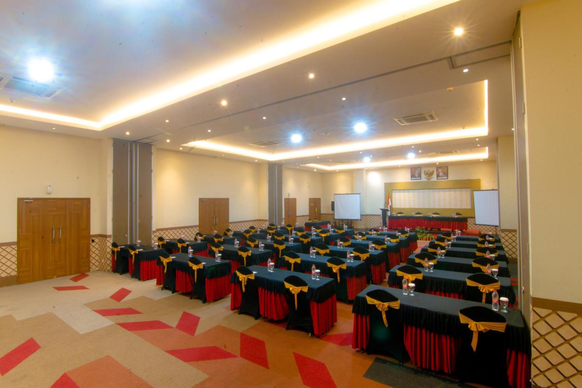 Front One Hotel Purwodadi Purwodadi  Zewnętrze zdjęcie