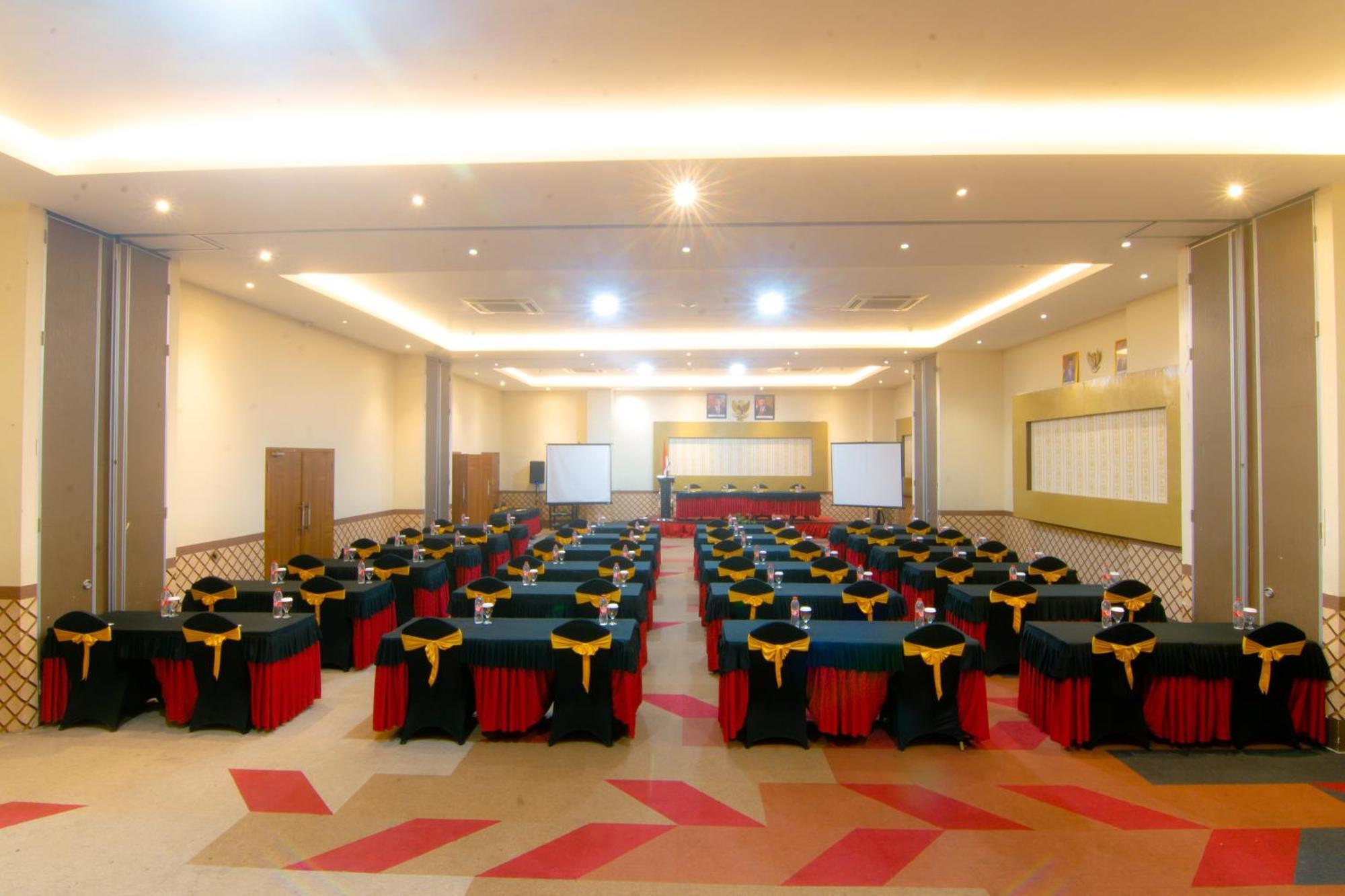 Front One Hotel Purwodadi Purwodadi  Zewnętrze zdjęcie