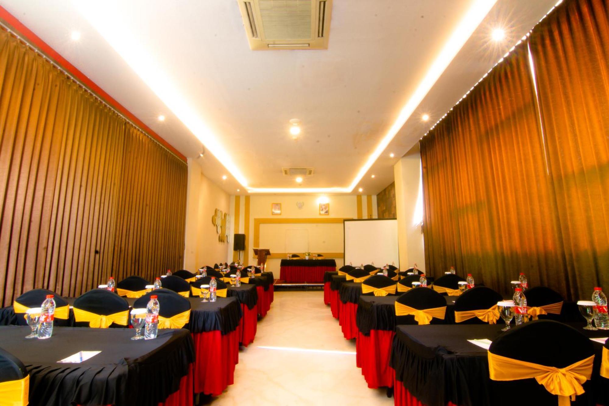 Front One Hotel Purwodadi Purwodadi  Zewnętrze zdjęcie
